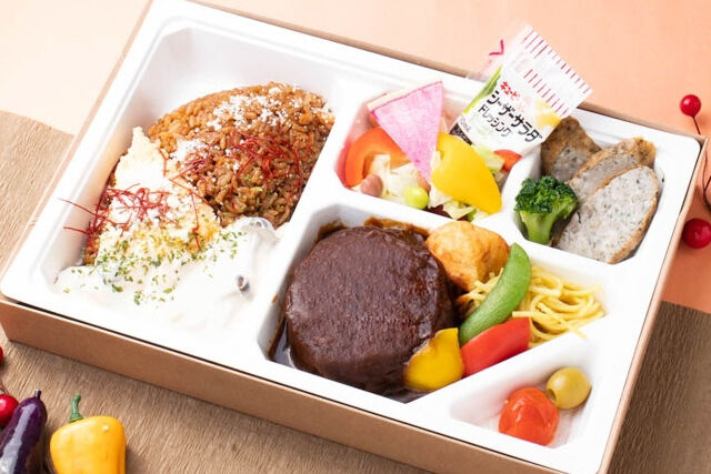 【秋限定】 自家製きのこクリームソースの特製オムライスとハンバーグ弁当