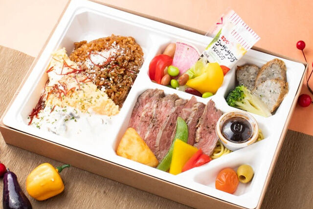 【秋限定】自家製きのこクリームソースの特製オムライスとオーガニックステーキ弁当