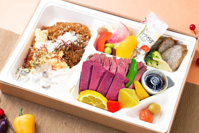 【秋限定】自家製きのこクリームソースの特製オムライスとオーガニックステーキ&厚切り牛タン弁当