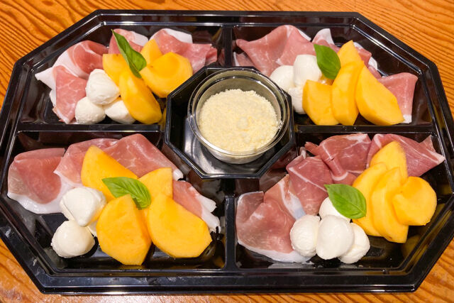 生ハムと季節のフルーツとモッツァレラ