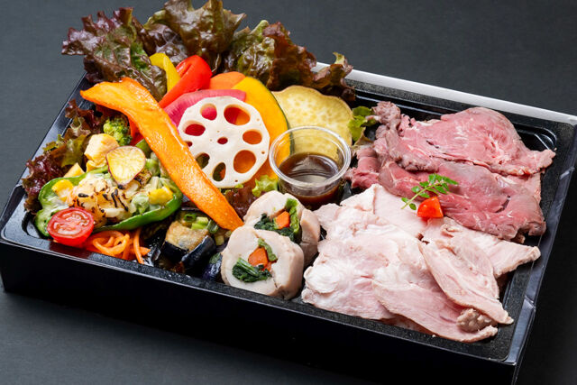 低温調理で仕込んだランプ肉のローストビーフとローストポークの合い盛り贅沢弁当