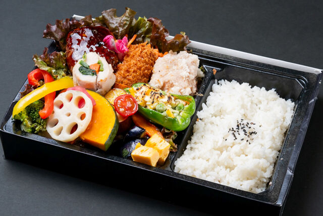 飲める白いからあげと自家製ハンバーグ弁当