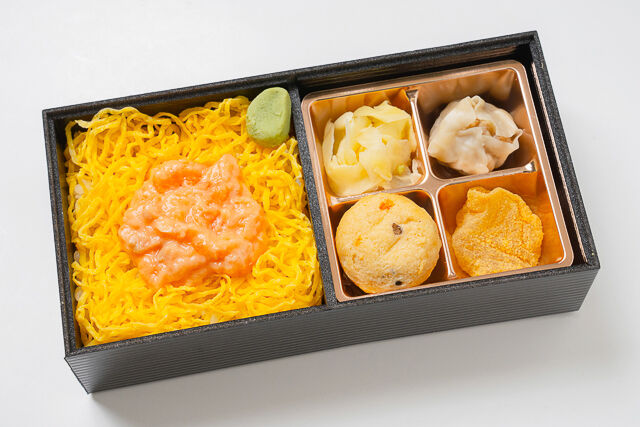 伝統江戸前赤酢寿司 築地魚蔵(埼玉店)-【熨斗対応可】鮭トロ丼弁当