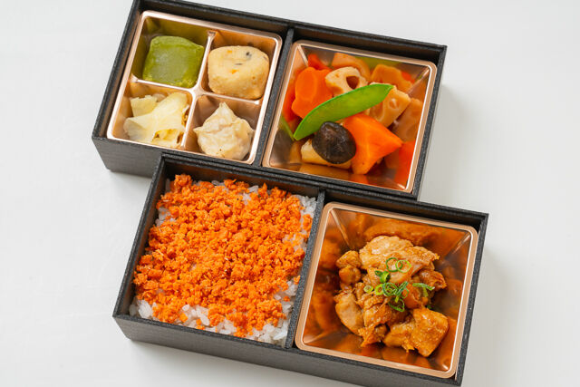 彩菜弁当 虎龍(埼玉店)-鶏すきと紅鮭ご飯の2段弁当