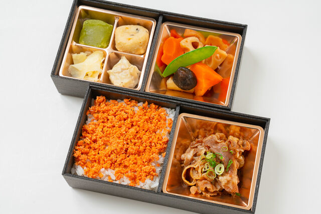 彩菜弁当 虎龍(埼玉店)-和牛の牛すき焼きと紅鮭ご飯の2段弁当