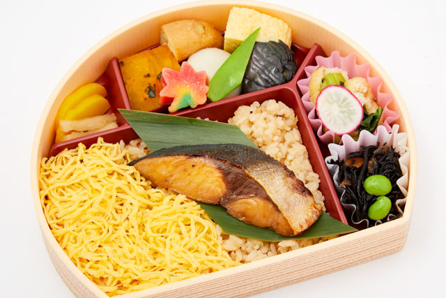 特製炊き込み飯とブリの照り焼き弁当