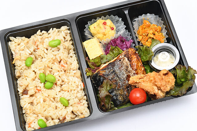 おにまる特製炊き込みご飯&塩サバと特製醤油ダレの唐揚げ弁当