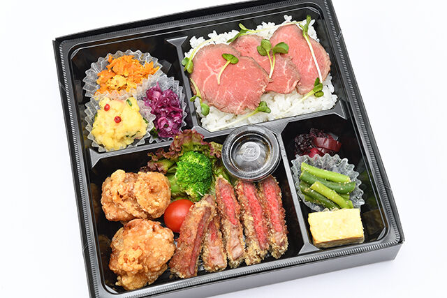 牛かつと醤油ダレの唐揚げとおにまる名物ローストビーフ重(白米)