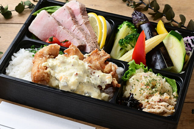 Wメイン 低温調理豚ロースとジューシー唐揚げ弁当
