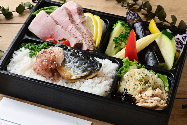 Wメイン 低温調理豚ロースと鯖の塩焼き弁当