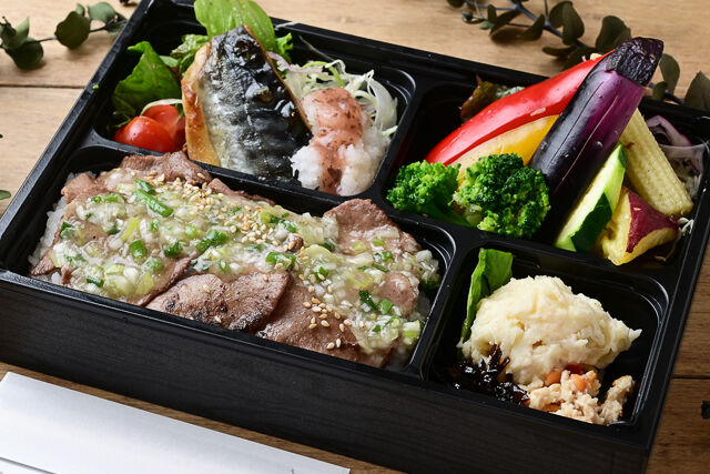 Wメイン ねぎ塩牛タンと鯖の塩焼き弁当