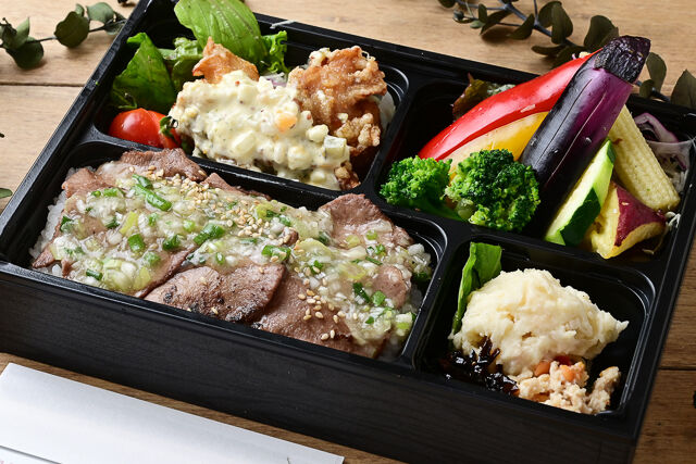 Wメイン ねぎ塩牛タンとジューシー唐揚げ弁当