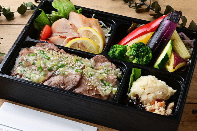Wメイン ねぎ塩牛タンと鶏の塩麹グリル弁当