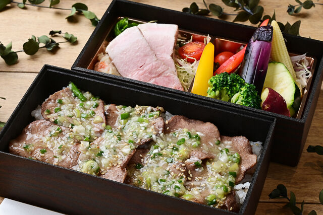 Wメイン 低温調理豚ロースとねぎ塩牛タンの2段弁当
