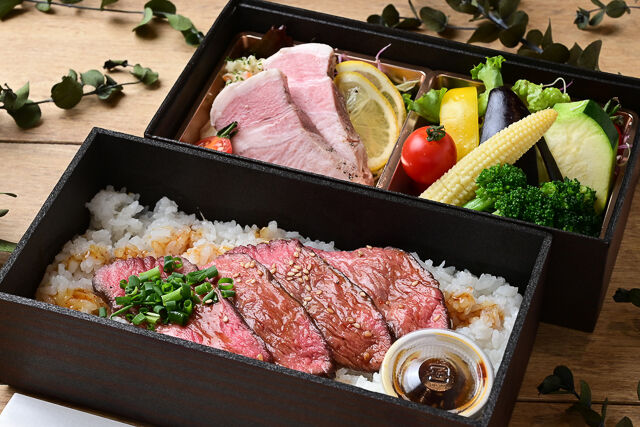 Wメイン 低温調理豚ロースとローストビーフ2段弁当