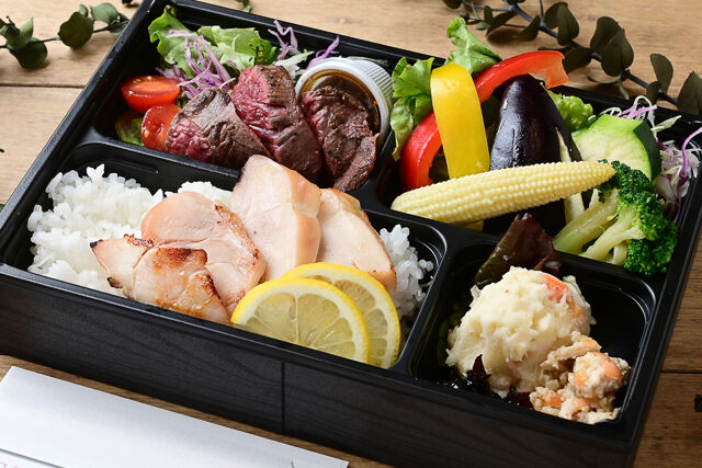 Wメイン 熟成牛ハラミステーキと鶏の塩麹グリル弁当