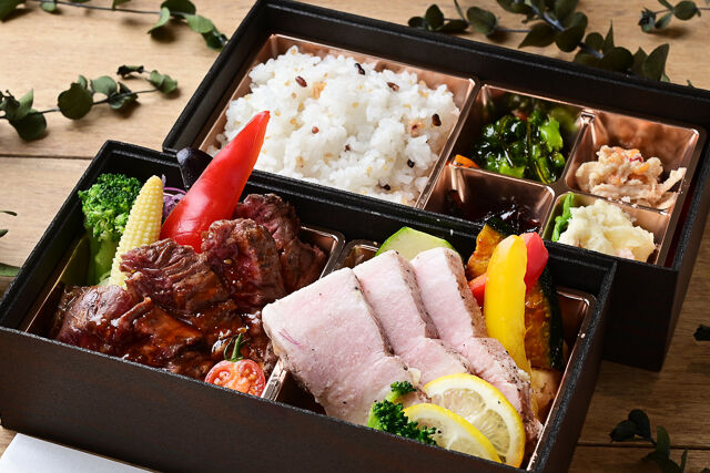 熟成牛ハラミステーキと低温調理豚ロースのWメイン2段弁当
