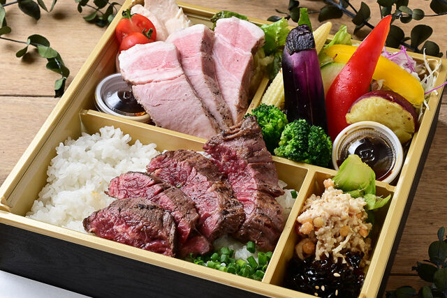 熟成牛ハラミステーキと低温調理の厚切り豚ロース弁当