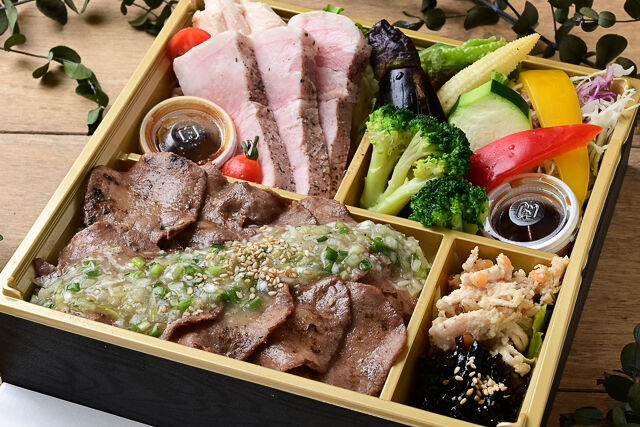 ねぎ塩牛タンと低温調理の厚切り豚ロース弁当