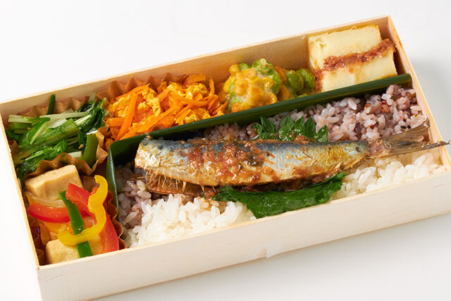 アンジェラごはん ~丸々太ったイワシの梅煮弁当~