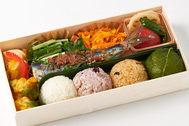 アンジェラごはん ~丸々太ったイワシの梅煮 4種のごはん弁当~