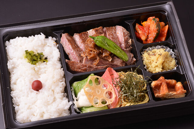 手作りオニオンソースの山盛りステーキ