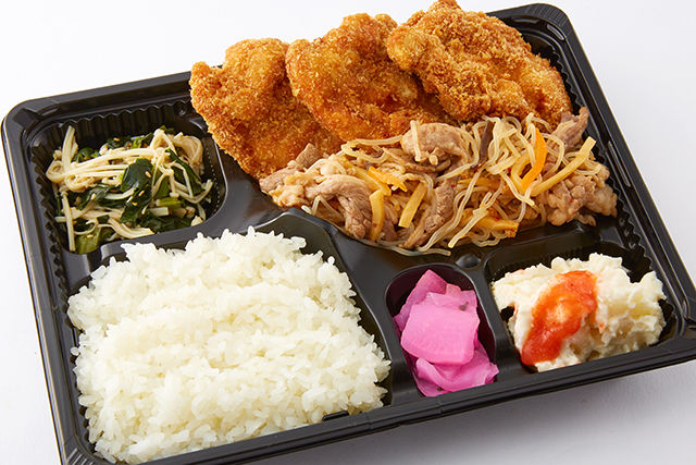 【ダブルメイン】柔らかジューシー鶏もも肉のチキンカツと韓国風チャプチェ弁当