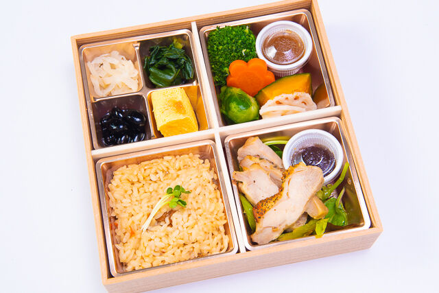美食のチキンステーキと五目ごはん弁当