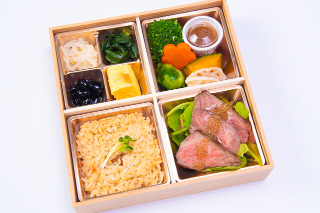 美食のローストビーフと五目ごはん弁当