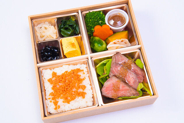 美食の鮭ちらしとローストビーフ弁当