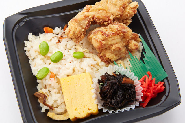 炊き込みご飯と鶏のから揚げ丼