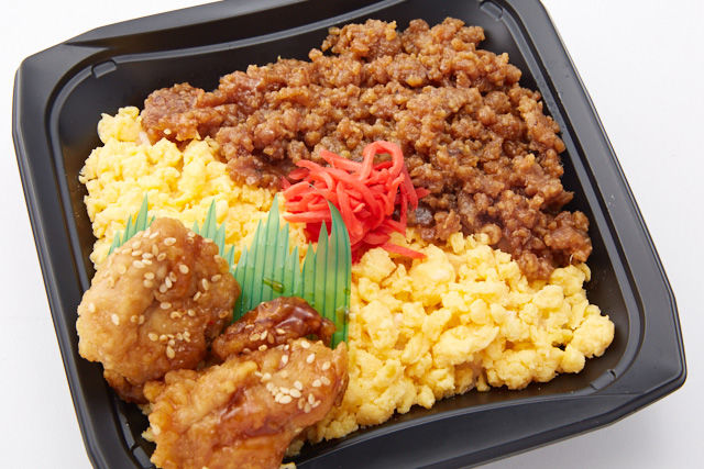 二色そぼろと鶏照り唐揚げ丼