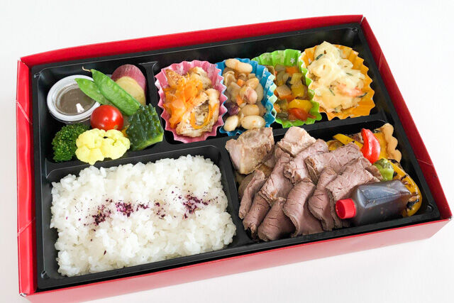 牛モモ肉のローストビーフ&豚肉のグリル焼きBOX~特製ステーキーソース~