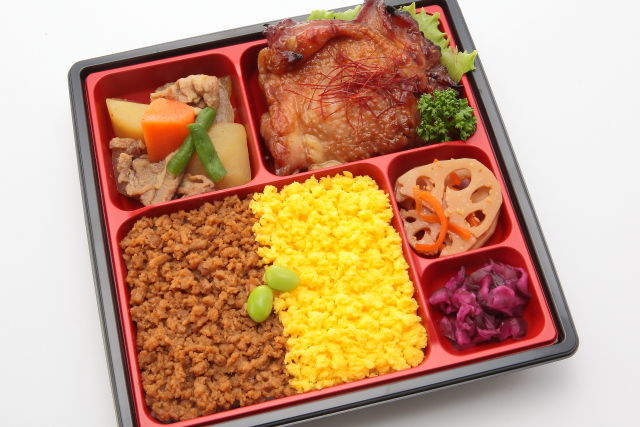 2色そぼろ弁当 ~照り焼きチキンステーキと手作り肉じゃが~