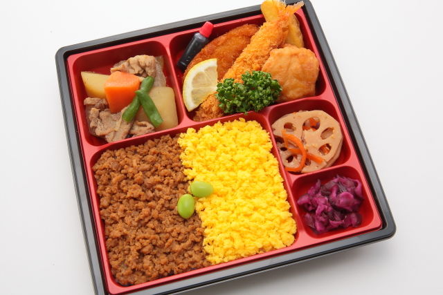 2色そぼろ弁当 ~ミックスフライと手作り肉じゃが~
