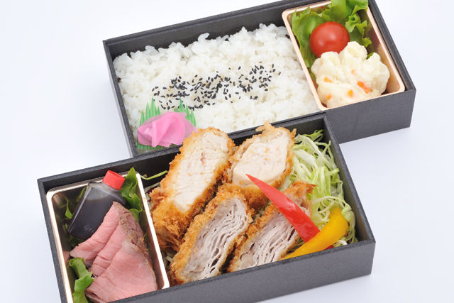 ミルフィーユカツとチキンカツの二段重~自家製ローストビーフを添えて~