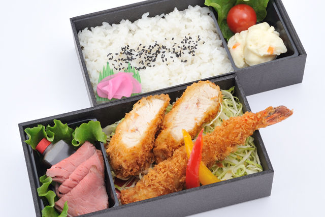 エビフライとチキンカツの二段重 ~自家製ローストビーフを添えて~