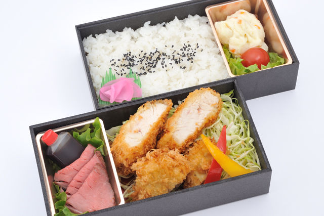 ヒレカツとチキンカツの二段重 ~自家製ローストビーフを添えて~