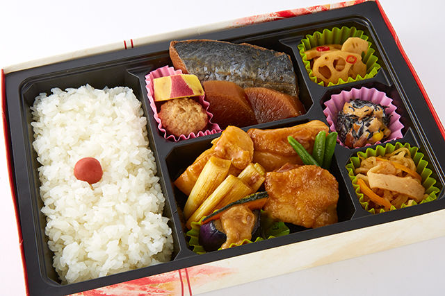 鶏の照り焼きと鰆の煮付け弁当