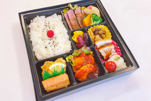 ビーフステーキとエビチリと豚の角煮弁当