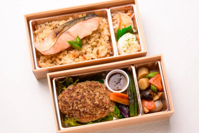 大きな鮭の炊き込みご飯とあらびきハンバーグ2段弁当