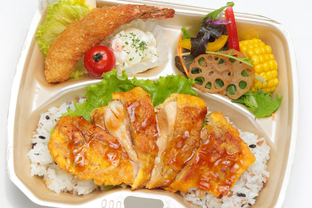 鶏のピカタ&天然エビフライ・ 季節の8種サラダ