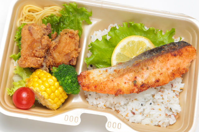 鮭のムニエル&唐揚げ・ 季節の8種サラダ