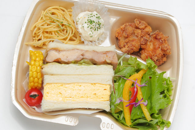 MIXサンド& 唐揚げ・季節の8種サラダ