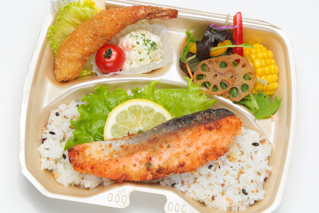 鮭のムニエル& 天然エビフライ・季節の8種サラダ