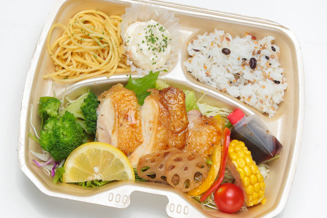 ヘルシー地鶏のグリル& 季節の8種サラダと一口ライス