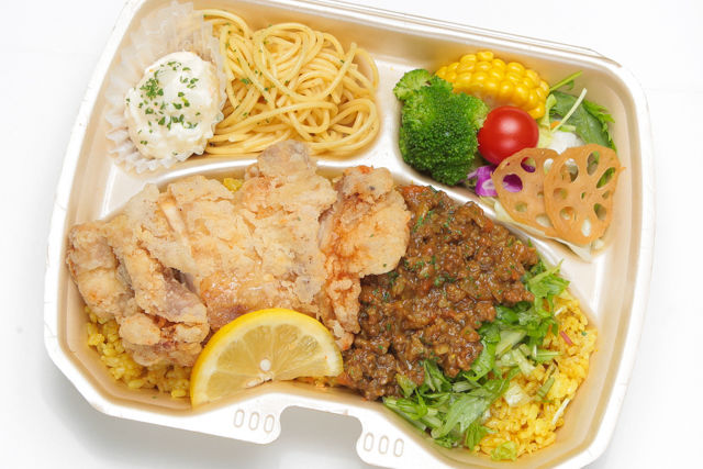 キーマカレー& チキンカツ・季節の8種サラダ