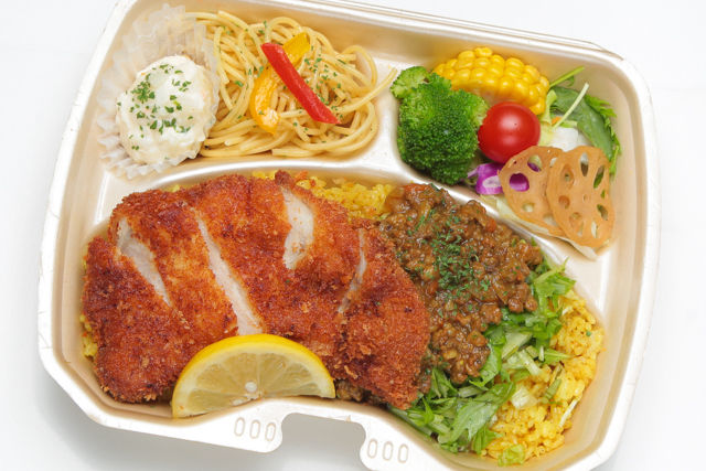 キーマカレー& ポークカツレツ・季節の8種サラダ