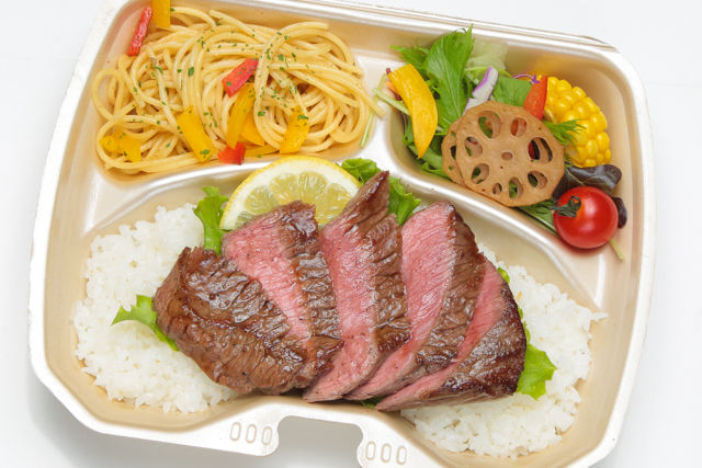 和牛赤身ステーキ& Gateパスタ・季節の8種サラダ