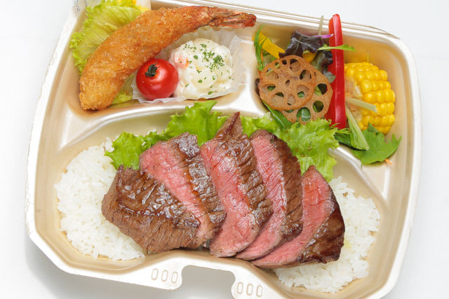 和牛赤身ステーキ& 天然エビフライ・季節の8種サラダ
